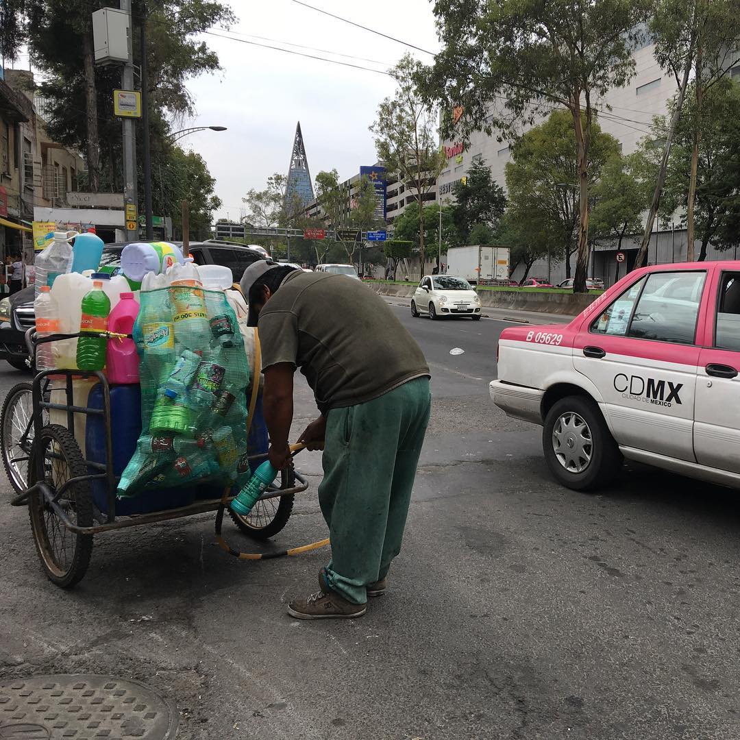 TRICICLOS CON PRODUCTOS DE LIMPIEZAAntes del "zero waste" e iniciativas que buscan reducir nuestro uso de plásticos de un solo uso, estos triciclos ya recorrían las calles de la ciudad vendiendo productos para limpieza en envases reusados.