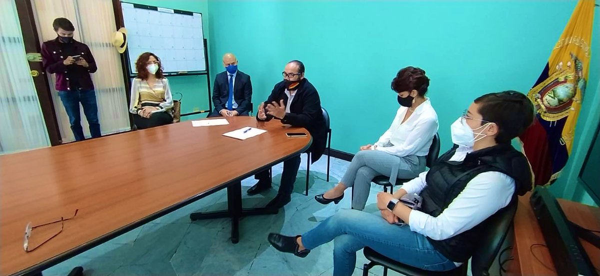 HOY, Gobernador del Azuay <a href="/xaesma/">Xavier Martínez Guillén</a> se reunió con representantes de <a href="/AsecutA/">Asecut capitulo azuay</a>, <a href="/aagentourazuay1/">aagentourazuay</a> y <a href="/optur_org/">OPTUR</a> para tratar temas sobre la emisión de pasaportes en medio de la crisis sanitaria que estamos viviendo.

<a href="/mariapaularomo/">María Paula Romo</a>