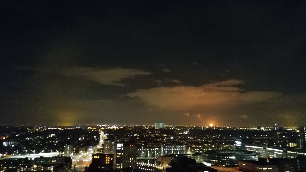 Joyce_56923's tweet image. Groeten uit Den Haag #shellmoerdijk #affakkelen