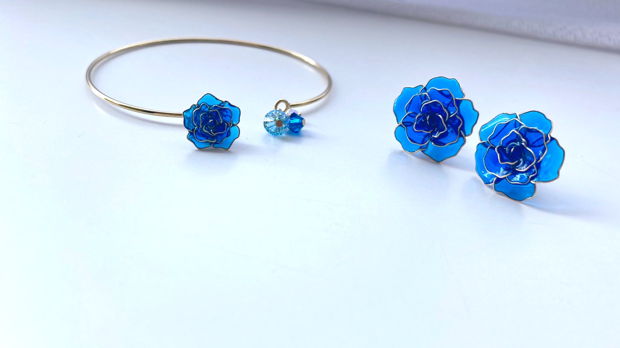 華の苗 無期限お休み中 夢を叶える青薔薇のアクセサリー ようやく完成しました 微妙な色味の違いを展開して 同じ青でも気分や好みに合わせて選んでいただけるようにしています バングルとセットアクセサリーにできるようにしています レジン