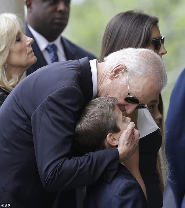 DaveCasto4's tweet photo. @MarcSchaefferGD @JFNYC1 @EricTrump At least he doesn't do this https://t.co/W70a98N0lG
