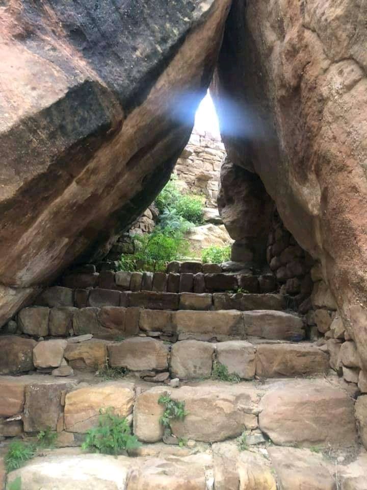 Abdalghani Wahban On Twitter طبعا مدينة شبام كوكبان تبعد عن العاصمة صنعاء حول 40كيلو متر غربا وسميت بهذا الاسم نسبة لحصن كوكبان الشهير الذي يعلوها ويربطها به طريق مدرجة هذه بدايتها Https T Co 7oxiyb2qcu