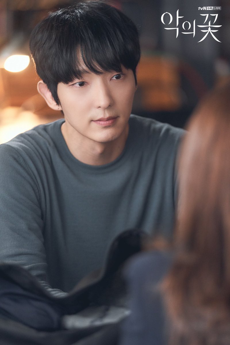 세상달달 → 진실공방
달라진 두 사람!😞

믿어야 할까? 잡아야 할까…?

고밀도 감성 추적극 #악의꽃 
매주 [수목] 밤 10시 50분 tvN 방송
#이준기 #문채원 #장희진 #서현우 #tvN #수목드라마