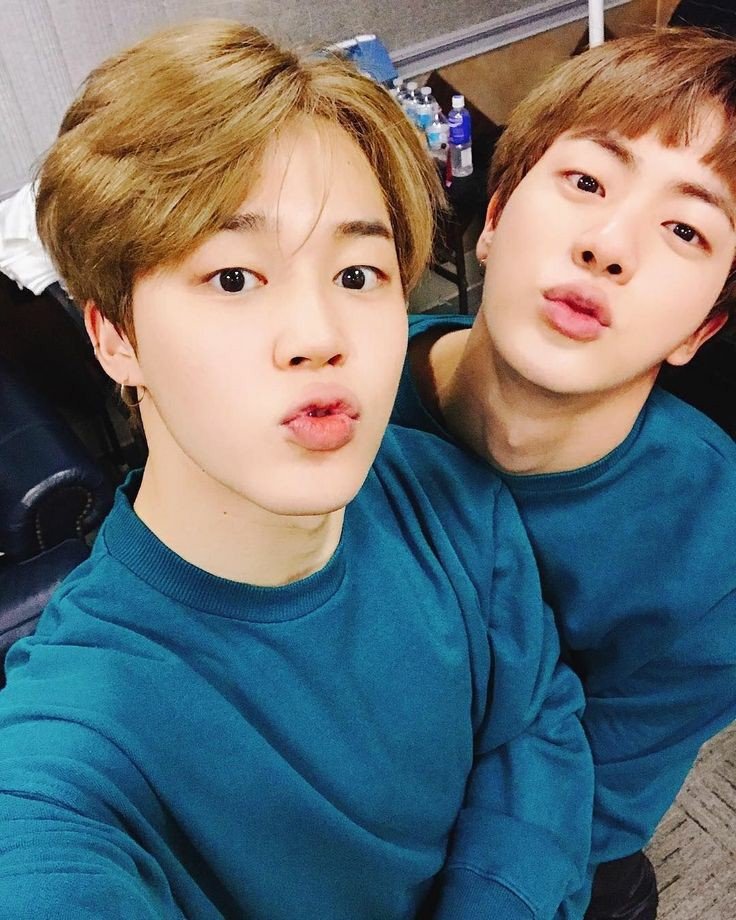 7BLost's tweet photo. 𝗡𝗲𝘄 𝗩 𝗗𝗲𝗯𝘂𝘁.
Hoy los castaños más deliciosos del grupo, nos vestimos coordinados para asistir al debut de los chicos de NV, fue increible y lo pasamos genial, les deseamos mucha suerte, ¡esperamos que vuelen muy alto!
#NEWV_DB #TakeNewVoff. #MiMom. https://t.co/YnWjGfV0hJ