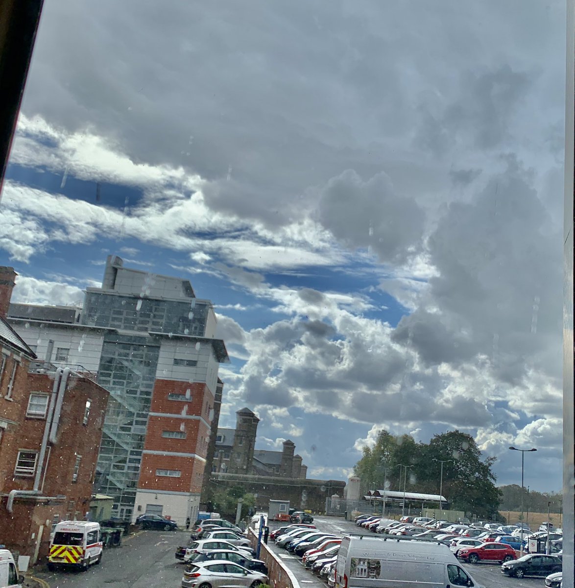 When I looked out the window again, the sky turned into gray... Is it going to rain?... The sea of nimbus clouds still looks amazingly beautiful for  #BestSky  #NursesActive  #ImperialActive  #ImperialPeople &ndash; bei  Hammersmith Hospital