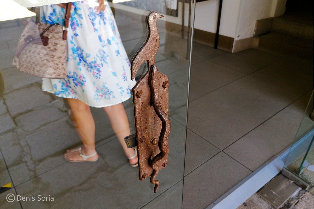  Yá na plaza del conceyu entramos al Muséu de la Tierra de Miranda. El nome del muséu ye en portugués Pido entraes en mirandés, respuenden en castellanu Folletos trillingües (pt, ast, cas) Rotulación billingüe (pt & ast) Vieyufobia: de baldre menores de 29