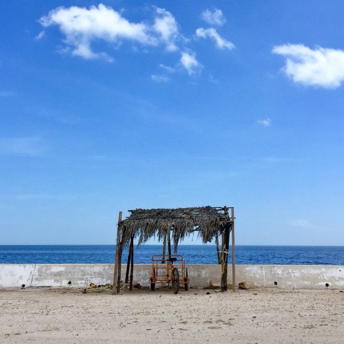 TRICICLOS PLAYEROSLa sombrita es básica para el sol de la costa, el de la izquierda en Mazunte, Oaxaca y el de la derecha esperando a que se levante la veda para empezar la pulpeada en Dzilam de Bravo, Yucatán.