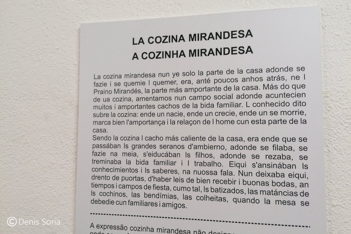 Yá na plaza del conceyu entramos al Muséu de la Tierra de Miranda. El nome del muséu ye en portugués Pido entraes en mirandés, respuenden en castellanu Folletos trillingües (pt, ast, cas) Rotulación billingüe (pt & ast) Vieyufobia: de baldre menores de 29