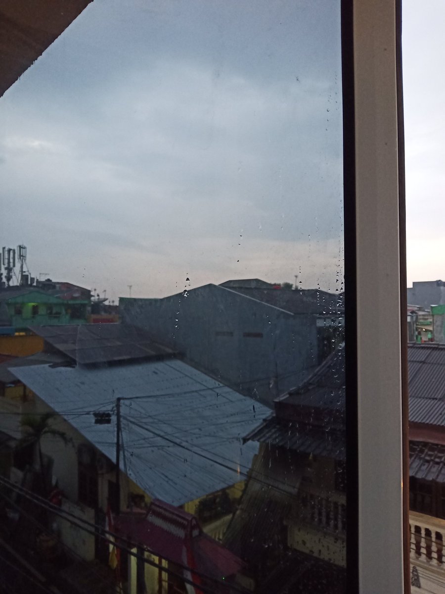 gnuuga's tweet photo. Tuhan menciptakan hujan dengan sempurna,  bahkan baunya pun bisa membuatmu terlena https://t.co/s6dK1R9iUq