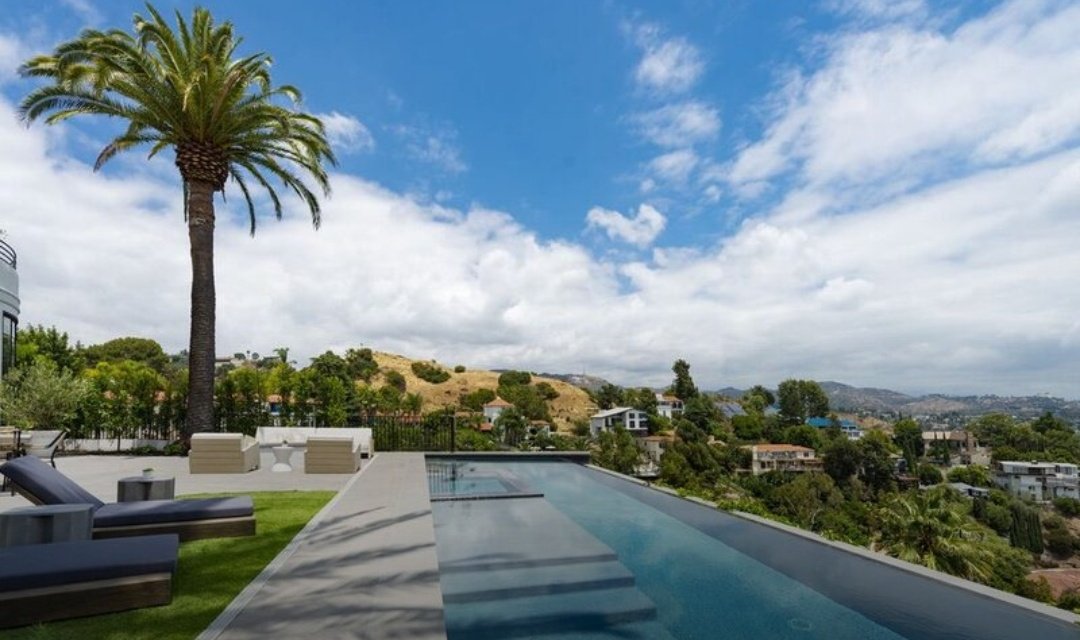 LOUIS WOULD GO SKINNY DIPPING IN THIS POOL OMFMFDOSJDJDKS