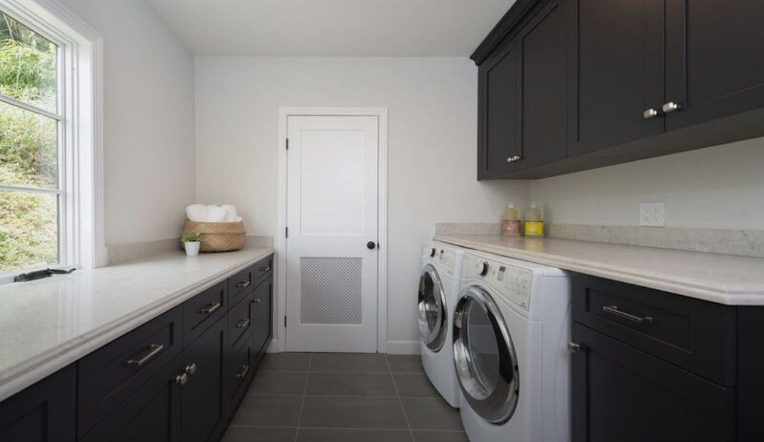 THIS IS WHERE LOUIS WOULD WASH HIS CLOTHES LIKE A BABIE OMGMGMGMGGKGJFKFK