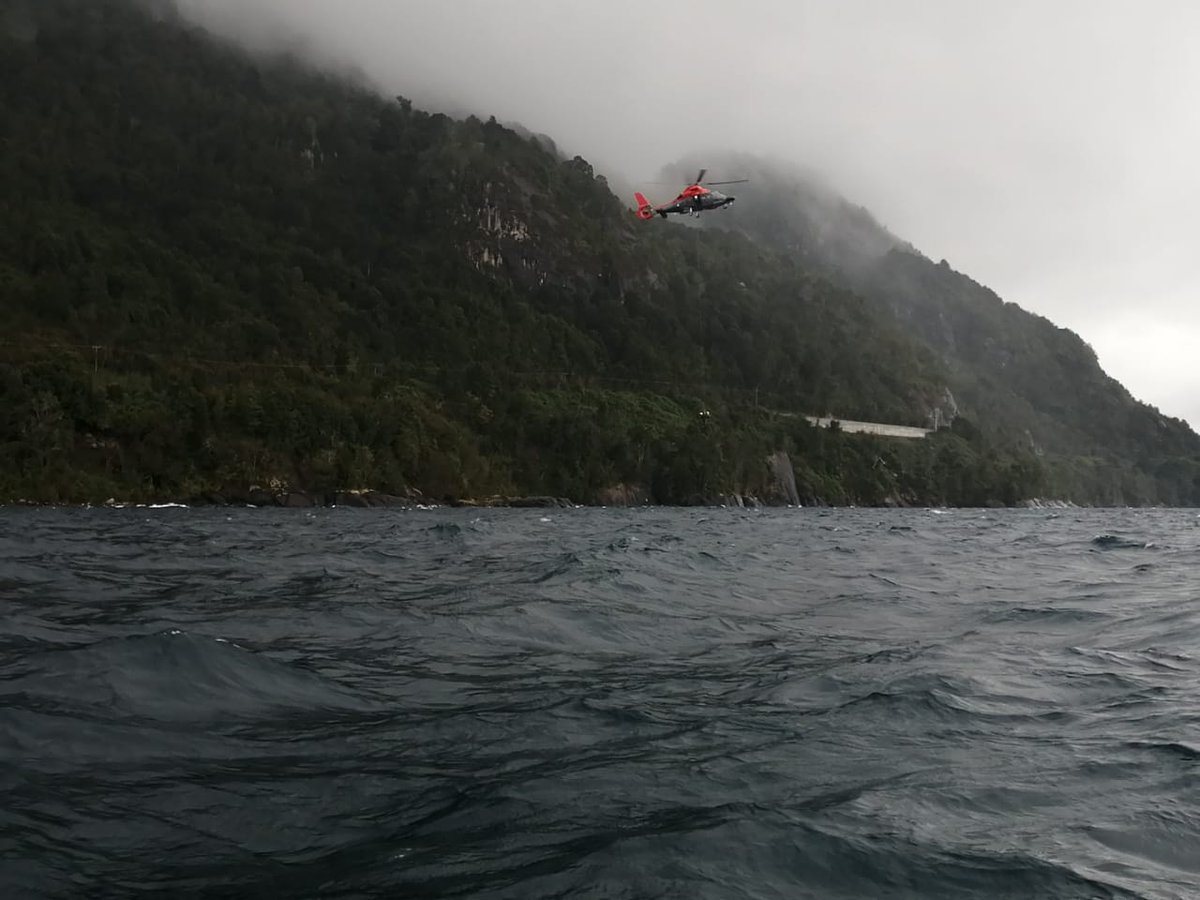 Armada_Chile's tweet photo. Nadadores de rescate pertenecientes al Grupo Aeronaval Puerto Montt encontraron cuerpo sin vida de hombre desaparecido en el Lago Llanquihue, tras una intensa  búsqueda donde participaron unidades navales marítimas y aéreas #PuertoVaras 
https://t.co/hQTaN2bBJm https://t.co/u0pAN3K9Yg