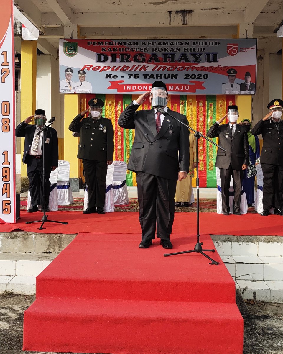 Jufrist4's tweet photo. Penurunan bendera merah putih di halaman kantor camat pujud, dalam peringatan HUT RI ke-75, berjalan dengan hitmat dan baik. https://t.co/J8qg3cmdo0