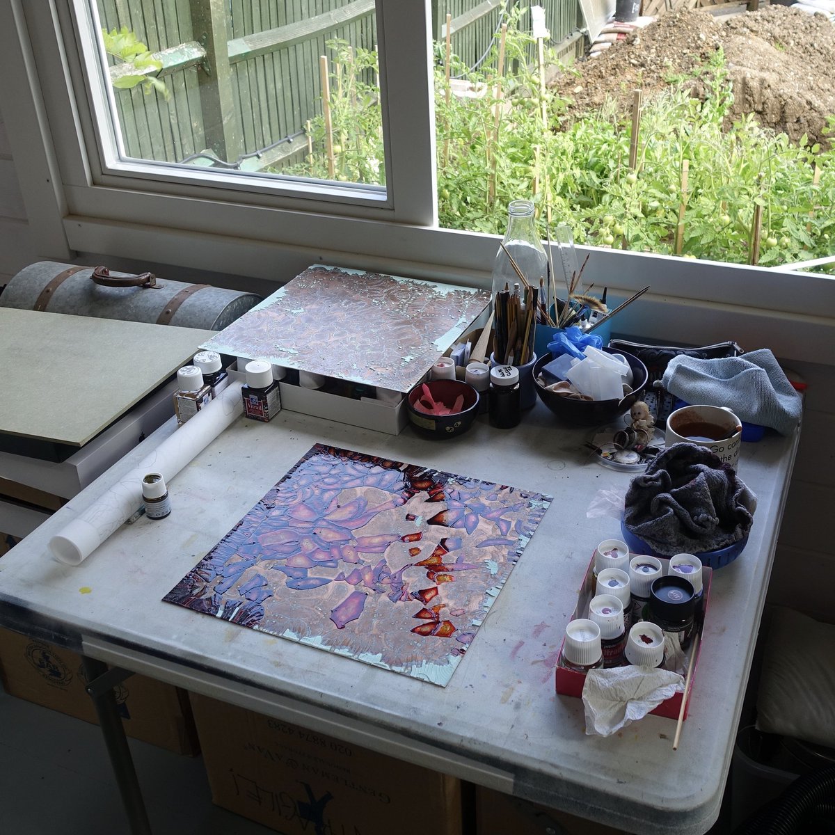 RekaRitt's tweet photo. Painting today... Hmmm... I noticed hot chocolate often features on my photos. It's kind of always there... 
#fineart #modernart #painting #copperart #enameloncopper #abstractpainting #visualart #londonart #art #autumnpainting #artiststudio #elthamartist #rekaritt #30DaysofArt https://t.co/pjXNtHyme6