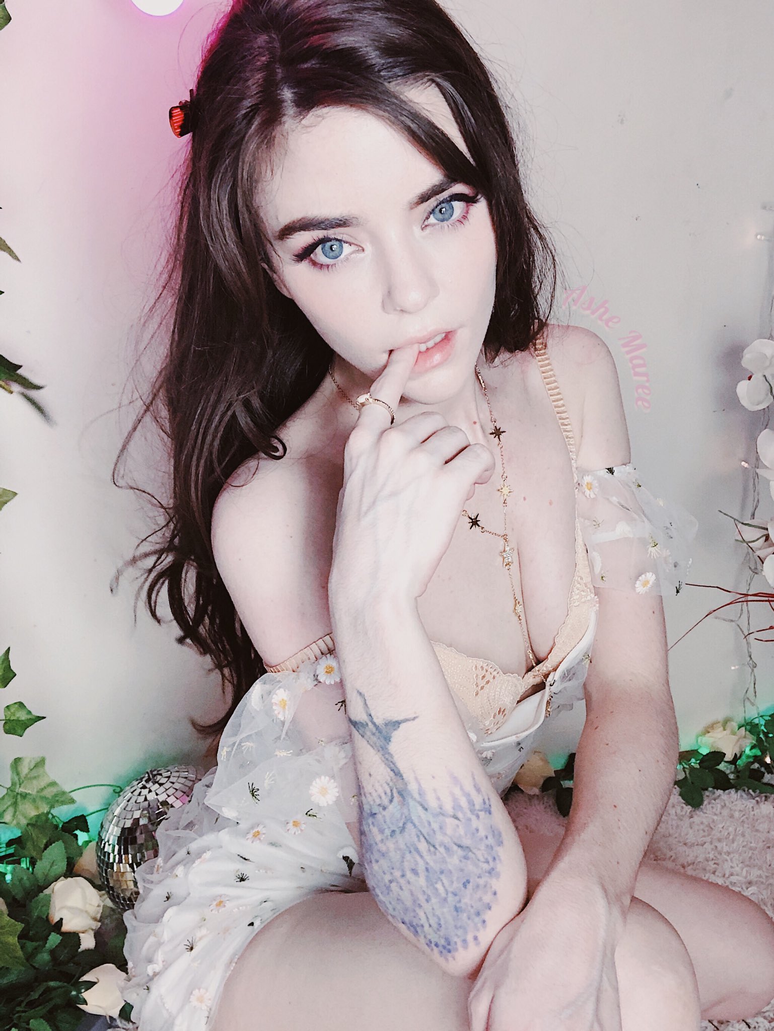 2 pic. ✨🍃🌸 oh that’s alright!~ he can call me a flower, if he wants to 🥺🥰🌷🍃✨ https://t.co/Mwfsntc6wT