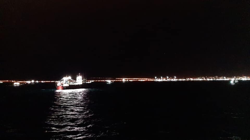 jorgeylaradio's tweet photo. #Madryn #GolfoNuevo #AcaYAlla
Cayó la noche en Pto Madryn y las imágenes de la bahía muestran postales que no son frecuentes. La ciudad desde un barco fondeado en rada y las luces de los barcos dede la costa. Puerto Madryn y sus cosas. @radio3trelew https://t.co/Gx73owuYw1