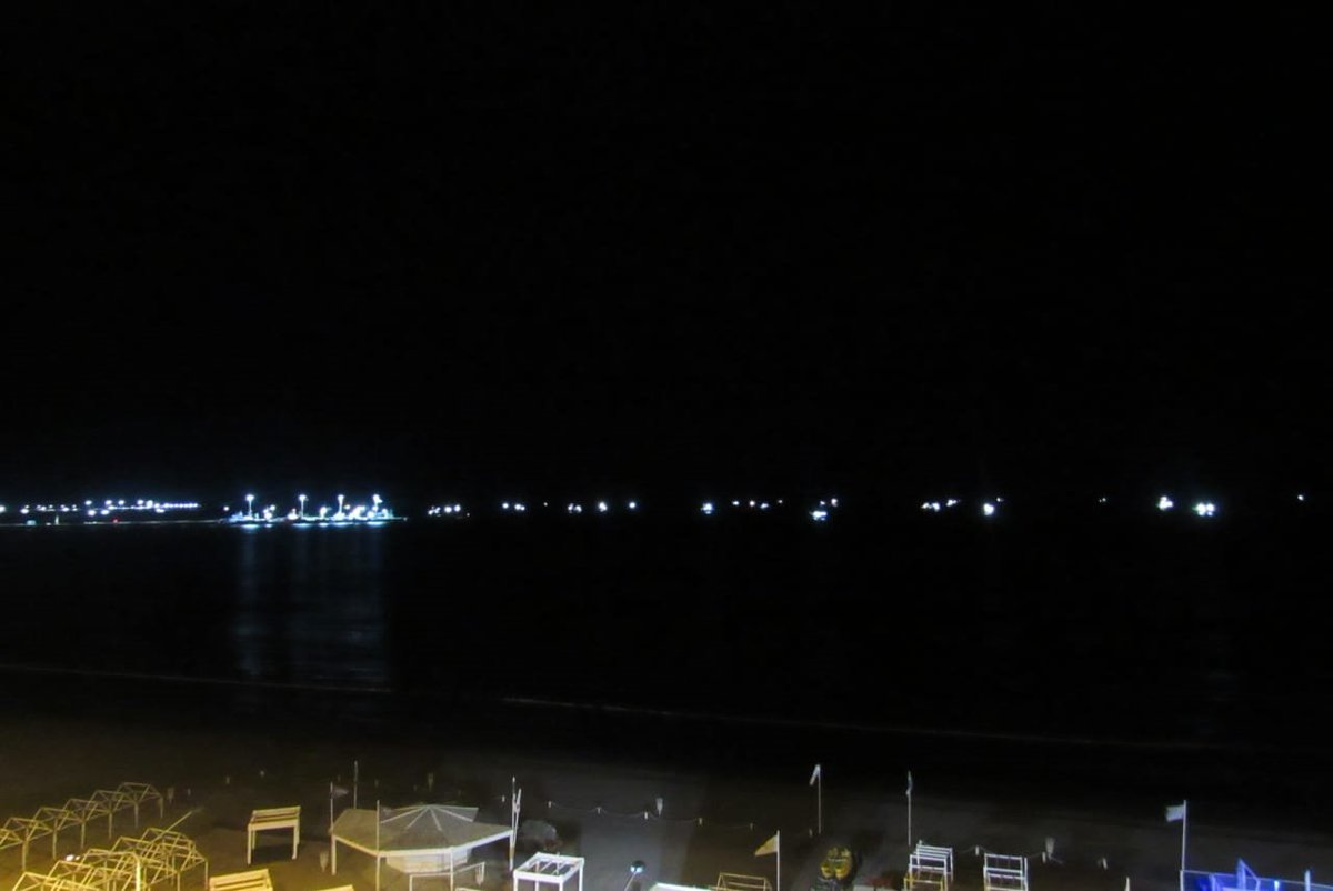 jorgeylaradio's tweet photo. #Madryn #GolfoNuevo #AcaYAlla
Cayó la noche en Pto Madryn y las imágenes de la bahía muestran postales que no son frecuentes. La ciudad desde un barco fondeado en rada y las luces de los barcos dede la costa. Puerto Madryn y sus cosas. @radio3trelew https://t.co/Gx73owuYw1