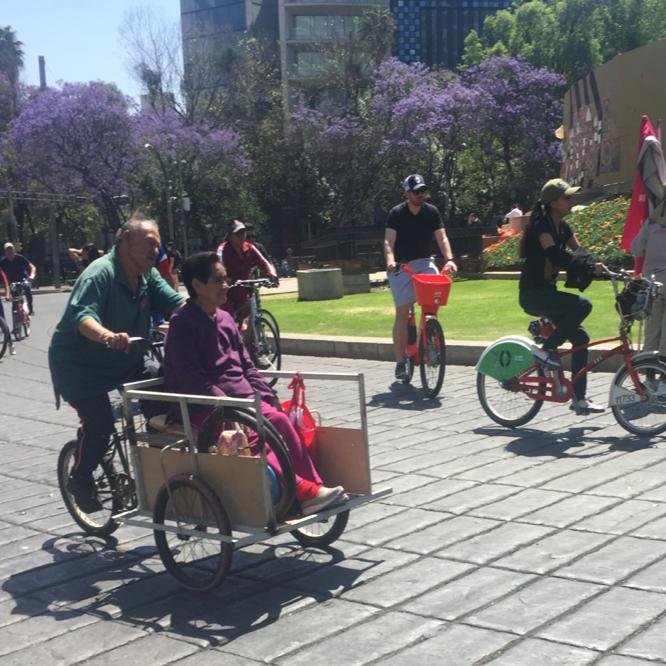 TRICICLOS PARA PASEAR @Hirepunk comparte esta foto que tomó en el  #PaseoDominical. Los triciclos ayudan a disfrutar de un paseo, a personas que no se pueden mover con facilidad, apoyados por un amigo, familiar o ser querido. <3