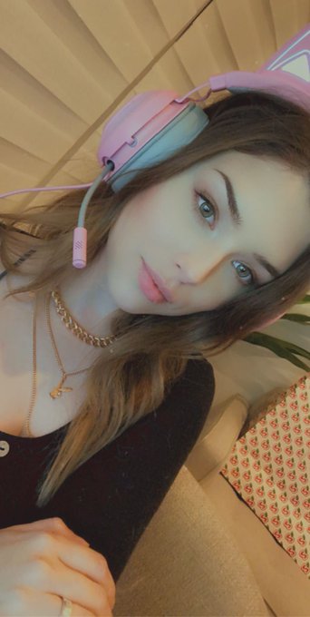 Subscribe to me on Twitch! I&rsquo;m decent at video games but even better at doing my best.   https://t.co/ICMM3TOZoS