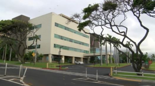 LynnKawano's tweet photo. BREAKING: Maui Memorial Med. Ctr. now reports 28 #COVID19 cases: 17 health care workers &amp; 11 patients. The workers are quarantined at home, patients are isolated in a unit. All patients, employees will be tested.  A cluster back in April included more than 35 cases. https://t.co/60DqRsRsyd