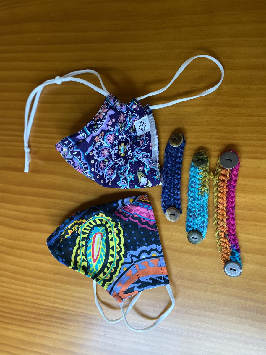 MsFrizzleWilson's tweet photo. My biggest struggle so far is adjusting to wearing a mask with my hearing aids constantly. Over the head seems to be the trick. #TheMoreYouKnow #masktips @verabradley https://t.co/n07Io5reLl
