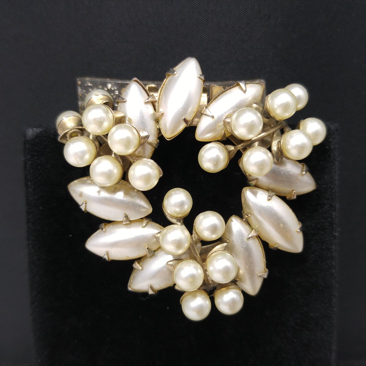 #etsy shop: Faux Pearl Wedding Comb, Lucite Confetti Comb, 1950s Vintage Hair Jewelry etsy.me/3iQxZrz #white #gold #midcentury #fauxpearls #weddingcomb #hairjewelry #vintagehaircomb #vintagejewelry #vintagegift