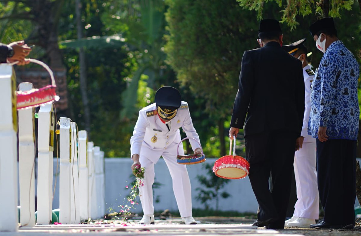 Mereka adalah suri tauladan yang wajib kita hormati dan kitabteladani. 
Demi kemerdekaan bangsa dan negara mereka telah rela gugur menumpahkan darahnya.

Apa yang sudah kita perbuat untuk melanjutkan perjuangan mereka ?

#HutRIKe75 #taburbunga
#banjarnegara