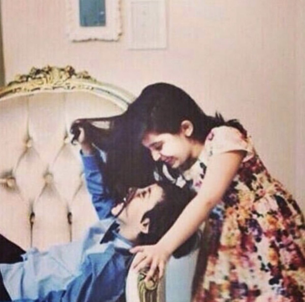 2l_3azmy's tweet photo. اغيب وابعد وانشغل واحاول انسى مانسيت
ماتنسى ذكرى السنين اللي معك قضيتها 
َ
حاولت كم مره وكم مره ولكن ماقويت
حتى لو ان ذكراك مامرت علي مريتها
َ
ان كان عندك حل قلي سو كيت وسو كيت 
في ذمتي ماعاد به سوآه ماسويتها 
َ
وشلون وانا كل ماتطري علي مت وحييت
لو ان معي قدره على نسيانه نسيتها https://t.co/9rCp1d0B8q