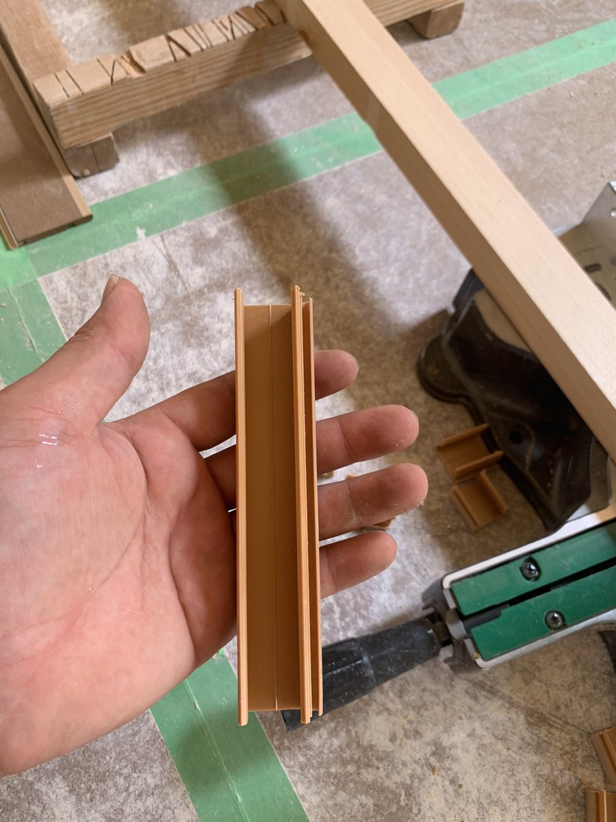 suzuya035's tweet photo. プラスチックやアルミをスライド丸のこで切ると、部材が破裂して粉々に吹き飛ぶ事があります。画像のようにスライドに当て木をして刃の後ろでゆっくり切ると、破裂しないで切れます。 https://t.co/oEGKGmGcyu