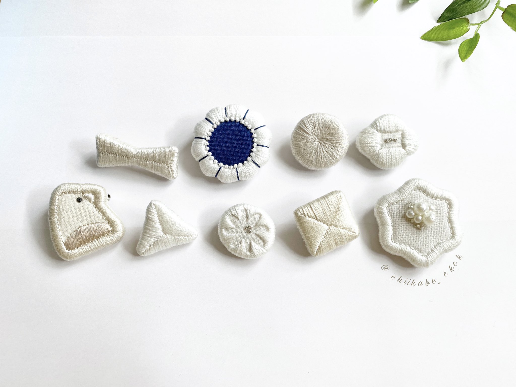 ちいさなかべかざり ふっくらころんと 柔らかくてまあるいものたち というテーマで刺繍作品を仕立てています 涼しげな淡いブローチ 集めてみました モチーフ自体はシンプルに 刺繍糸本来の艶や質感が映える 縁 ちいさなかべかざり ふっくらころんと 柔らかくてまあるいものたち というテーマで刺繍作品を仕立てています 涼しげな淡いブローチ 集めてみました モチーフ自体はシンプルに 刺繍糸本来の艶や質感が映える 縁