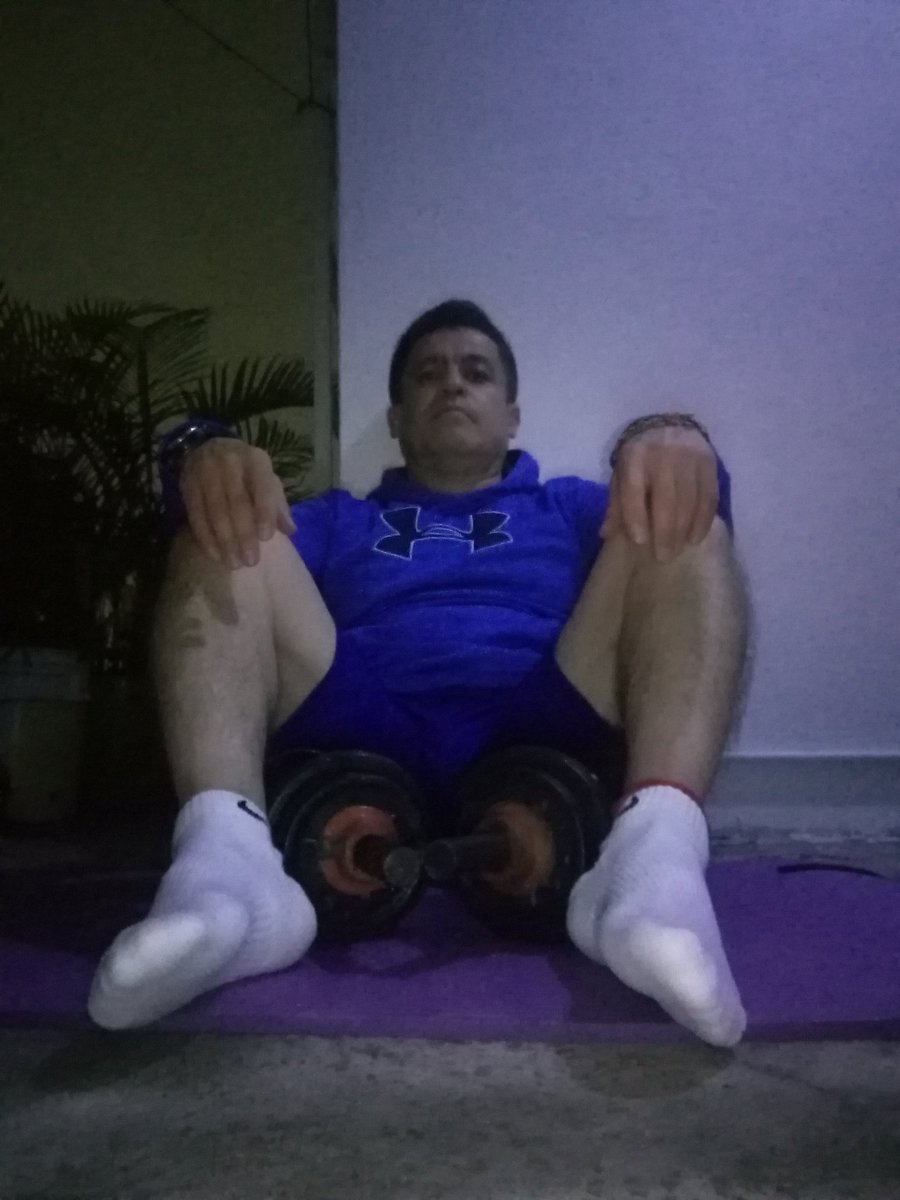 CsarEfrain's tweet photo. Lunes de fuerza 💪.
Pecho y tríceps 🏋️‍♀️
#GYMENCASA
#ASICS
#Entramientoencasa 🏡
#cdmx2020 https://t.co/13SctTEeH2