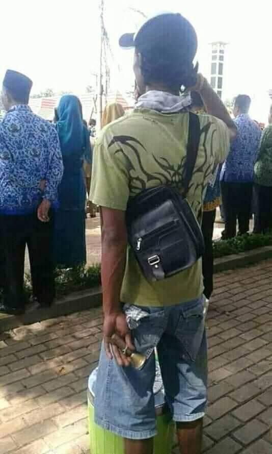 Dari foto ini, saya memahami, bagaimana orang yang hidupnya dibayar oleh negara tetapi ketika Bendera Merah Putih berkibar terlihat acuh saja dan lelaki sederhana yang hidupnya dari jualan es, begitu sigap memberi hormat ketika Bendera Negaranya dikibarkan.