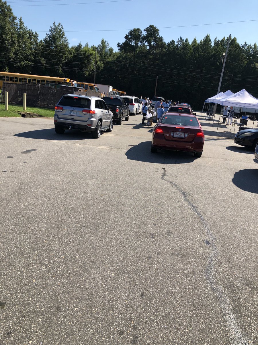 chip_lucas's tweet photo. #OperationSmoothStart @CumberlandCoSch first day is in the books. 80 WiFi locations equipped with an iBus. Chromebooks distributed to students in the @CumbAcademyK_5 and 6-12 schools. Thanks to helpers @TPerry126 @cte_ccs @KevinColemanCCS https://t.co/WGsWKqeK4T