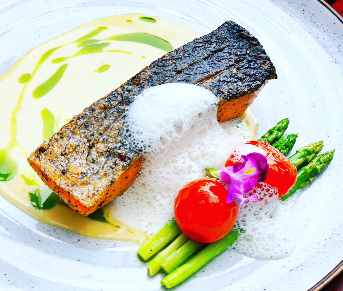 phongthornhinr1's tweet photo. Atlantic salmon | kafir lime oil | almond cream | confit tomato | lemongrass foam #banquet #setdinner #cheflife #TheNextIronChefSeason2 https://t.co/oQZrUuhZcG