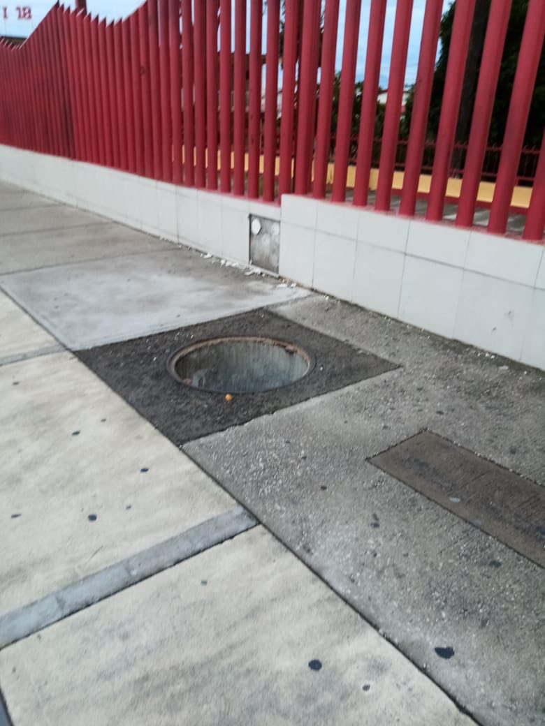 MN_PUEBLA's tweet photo. #ReporteMega| Robaron la tapa de este registro de #CFE a un lado del CECATI 18, sobre Calzada Zaragoza. @CFE_Contigo @CFEmx @CICPue @PCPueblaCapital https://t.co/HqVbgvbly6