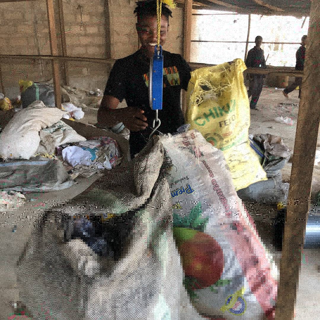 Greenaxisng's tweet photo. Waste Recovery is one tough aspect of Recycling in Nigeria, simply because most people are still non-challant to segregating recyclables from source. We hope to educate and sensitize even more.
@_CFEW
@tekanpeacedesk #wastemanagement
#produce2Reuse #produce2recycle https://t.co/QrIr1y9qQs