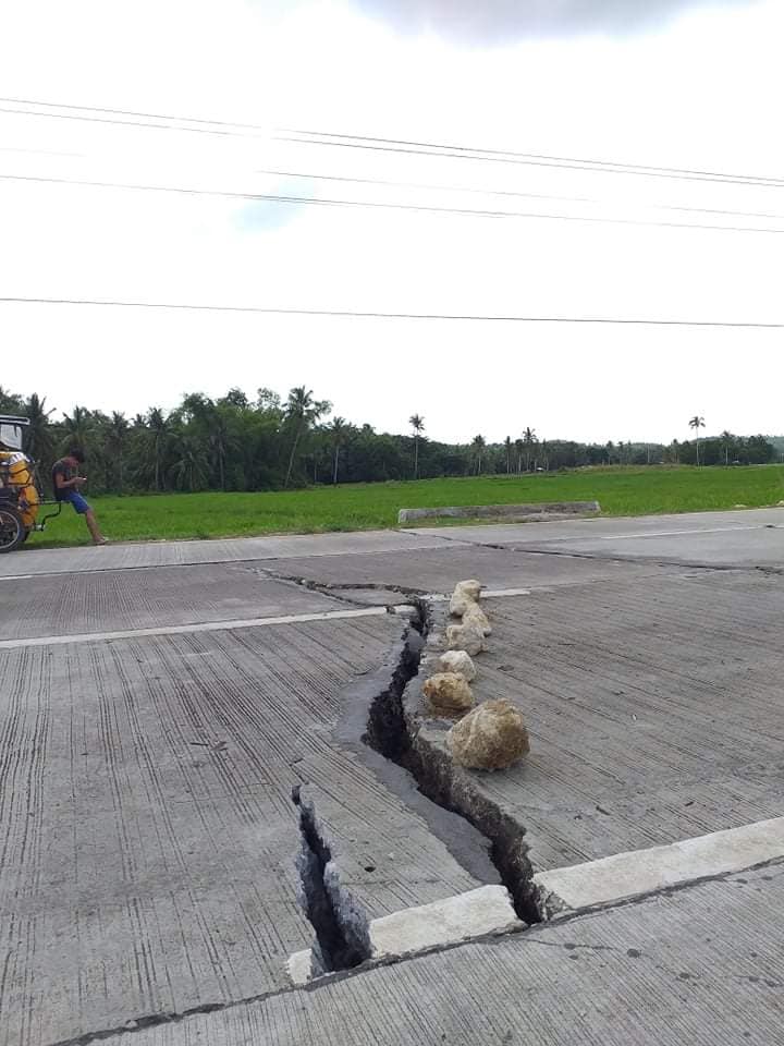 PhilstarNews's tweet photo. LOOK: Roads in Cataingan, Masbate split open due to the Magnitude 6.6 earthquake that hit the province. #EarthquakePH

📷 Philippine Red Cross Masbate

Read story here: https://t.co/BeNDutspUf https://t.co/OHzGkn4DRi