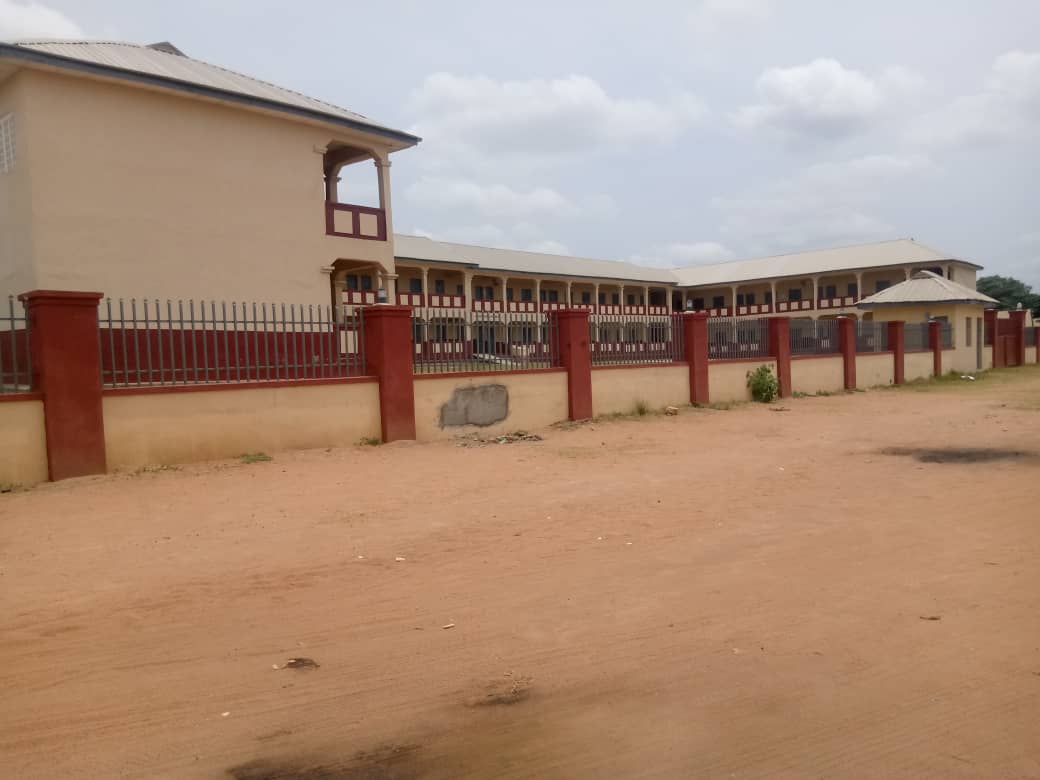 We tracked the completion of a Model school, Isokun community, Oyo west LGA, Oyo State

It's among the 307 completed projects in Oyo state. 

We tracked and confirmed the project as completed. 

#GetInvolved @seyiamakind