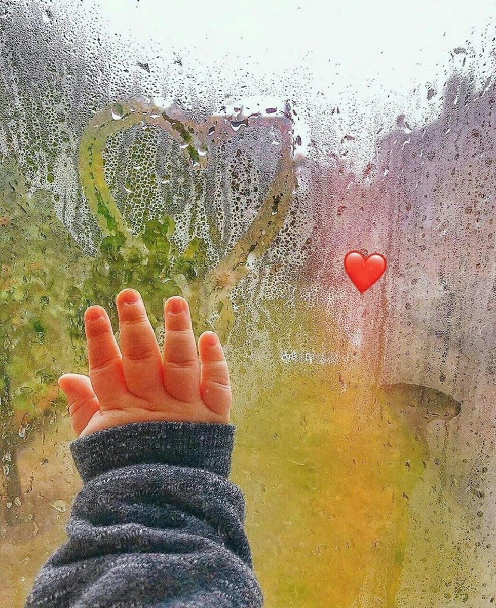 "-

"
ليتنا كالمطر ..🌧
نسافر مع الغيوم أينما نريد ..💭
و نسقط على نوافذ من نحبهم ..💦⚘