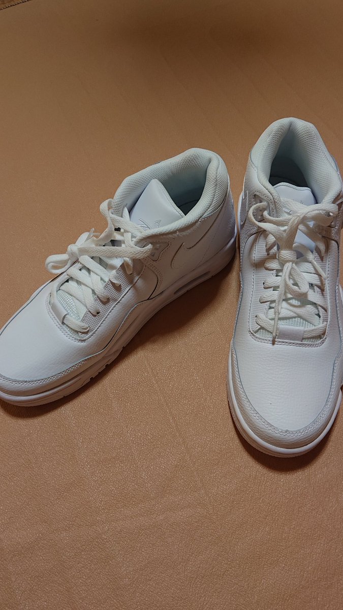 肉ラーメン 先日 買った Nikeのスニーカー 白 です 時間は懸かるけど自分なりに カスタマイズ ｶﾗｰﾘﾝｸﾞ しようと思います 出来映えは期待しないで下さい 笑 Nike スニーカー カスタマイズ カラーリング