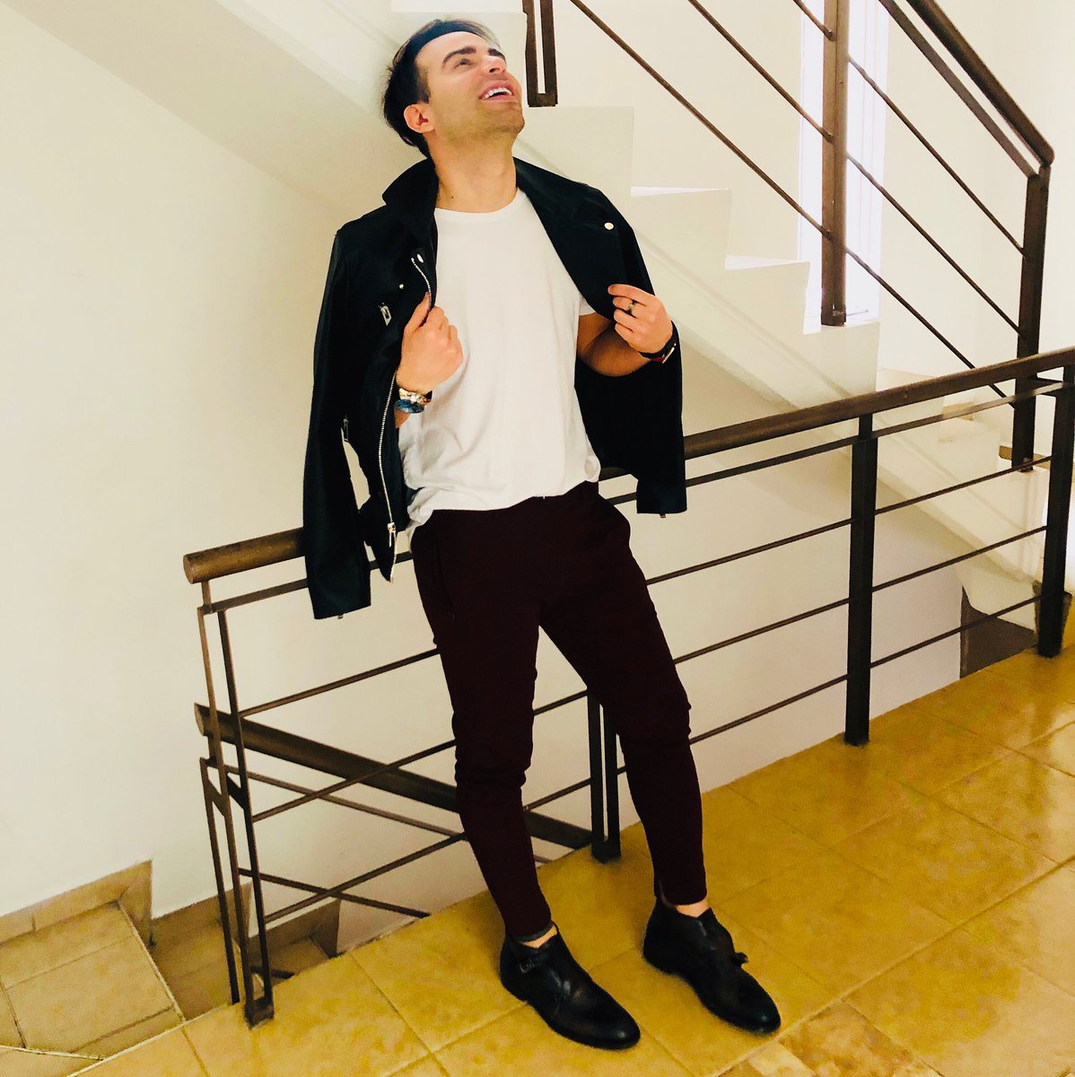 Ríe, ríe, siempre ríe y que todo te resbale... #streetfashion #fashiorismo #mensfashion #menwithstyle #RobertlaklaveStyle #robertlaklave #robertlaklavestylee #menshair #menstyle #picoftheday https://t.co/8qi01MJP8f