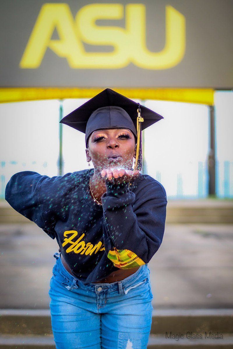 mizz_dreadhead's tweet photo. 5 Years
3 States
2 Universities 
2 Organizations 
1 Summer Intensive 
And lots of laughter, crying, and PRAYING in between 
Thank you God. Thank you family. Thank you friends. I DID IT‼️ #myasu 💛🖤

📸: @MagicGlassMedi1 
💄: @Tyler_Simone https://t.co/Bobk6J4VMw