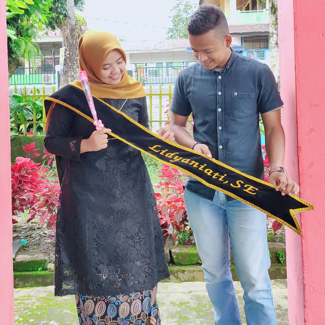 WartawanMuda's tweet photo. Selamat atas raihan gelar Sarjana Ekonomi (SE), ya!.

Teriring doa untuk kesuksesanmu. Bukan hanya dalam meraih ilmu, tapi juga mengamalkannya dalam kehidupan.

Semoga pencapaian yang diraih saat ini akan semakin baik di masa depan. https://t.co/E2f1AuhjMm