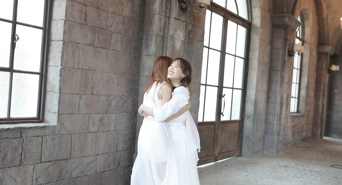 고등학생 둘                               성인 둘