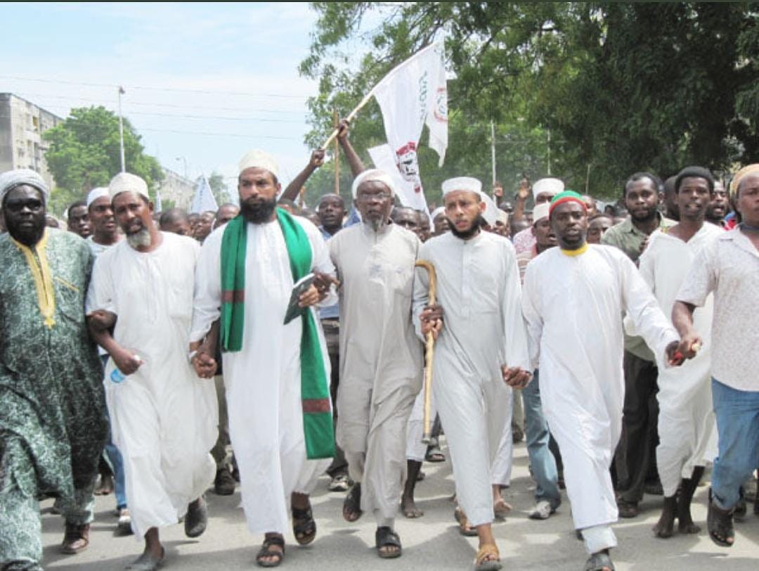 HamisKittumma's tweet image. Hivi Mufti alishawahi wazungumzia Mashehe wa Uamsho mahala popoote palee ?? 😏