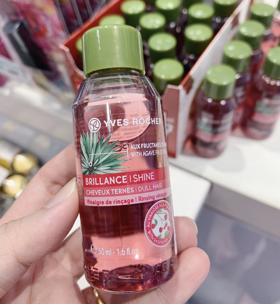 ImanAbdulRahim's tweet photo. Siapa suka pakai rinsing vinegar? Kat Watsons ada Yves Rocher 50ml RM8.90 PWP. 

Rinsing vinegar ni pakai lepas shampoo &amp; conditioner. Tuang, massage scalp &amp; hair, biar dalam 2mins lepastu bilas. Siap! 😉 https://t.co/D4QAfiH6Ed