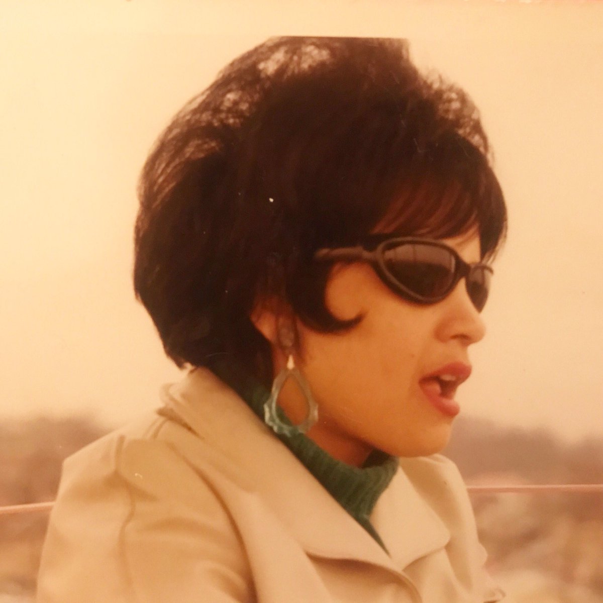 PracatanBaby's tweet photo. 60s cool 
#margaritapracatan 
#1960sfashion #1960sstyle #sunglasses😎 #moviestill #retrostyles #cuban #cubana #estiloproprio #modaretro #uk #london #piccadilly #mod #1970s #1970sfashion #fabulosa https://t.co/C8nFHXYKVb
