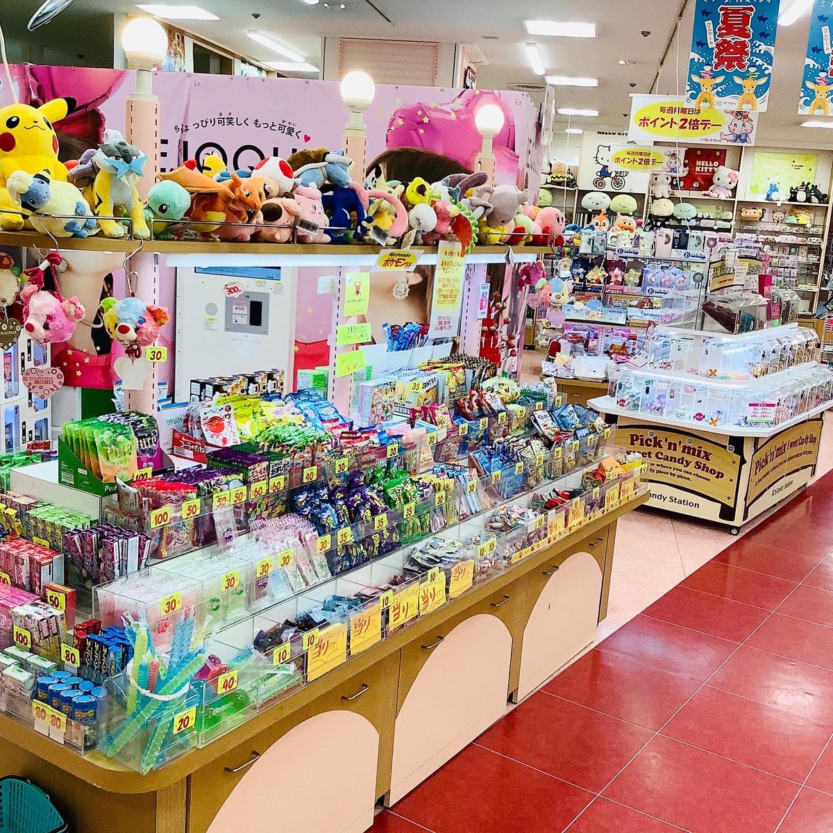 2階バラエティ101ではお菓子の量り売りや懐かしい駄菓子をたくさん販売