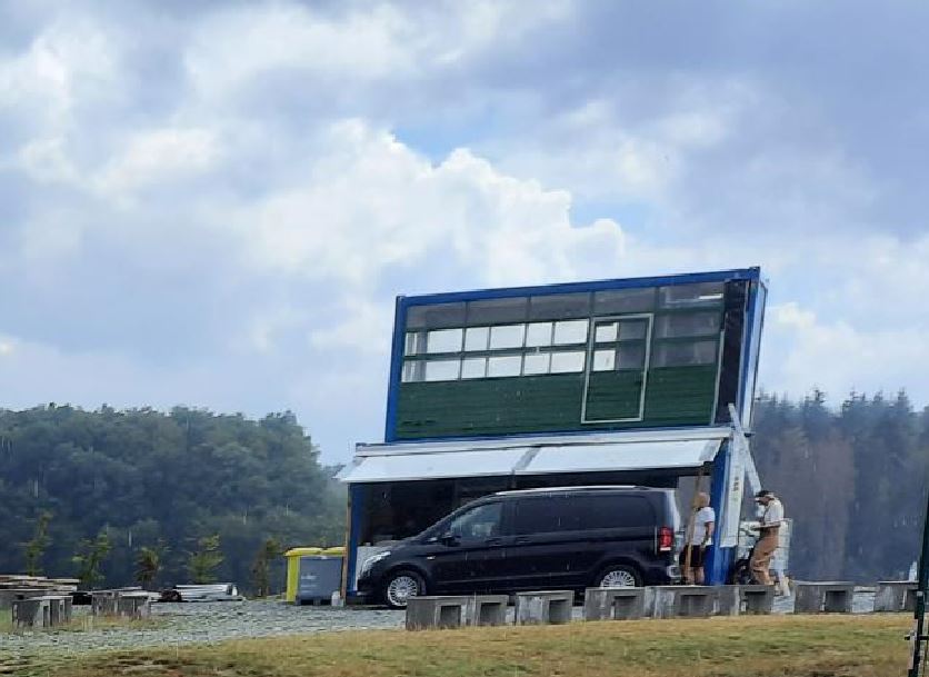 STORMBaseball5's tweet photo. Vieles ist in Bewegung auf dem Dickman-Field in #Hünstetten. 
Oberhalb des Cateringcontainers werden die Scorer ihr zukünftiges Zuhause haben, mit bestem Rundumblick und windgeschützt.
Noch fehlt eine Treppe, dann ist das #BaseBall-Scorerparadies bezugsfähig.
⚾️🥎💙💛 https://t.co/UsCyz4OSML