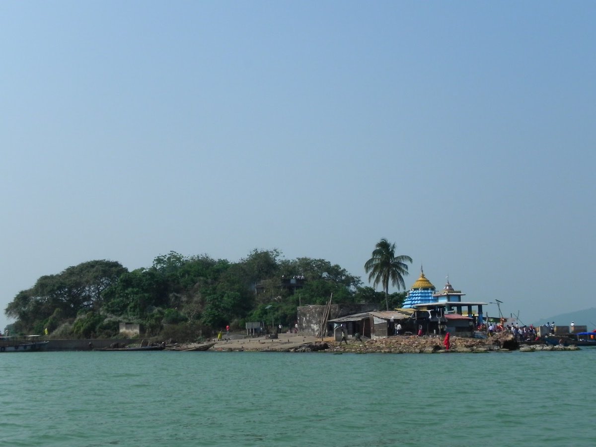 Chilika Lake/LagoonKalijai Temple - Located on an island in the Chilika Lake.The lagoon is also home to 14 types of raptors. Around 152 rare and endangered Irrawaddy dolphins have also been reported. Plus, the lagoon supports about 37 species of reptiles and amphibians.